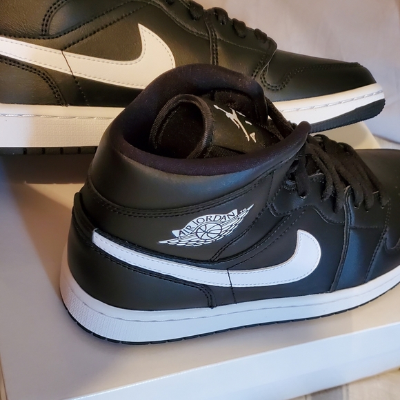 Jordan 1 Mid - Picture 2 of 5